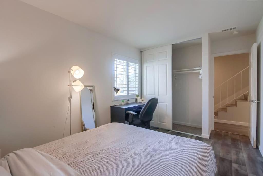 Entire Modern 4-bedroom W Pool, King Bed, Garage, Prime Location Casa de férias San Diego