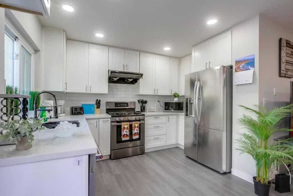 Entire Modern 4-bedroom W Pool, King Bed, Garage, Prime Location Casa de férias *
