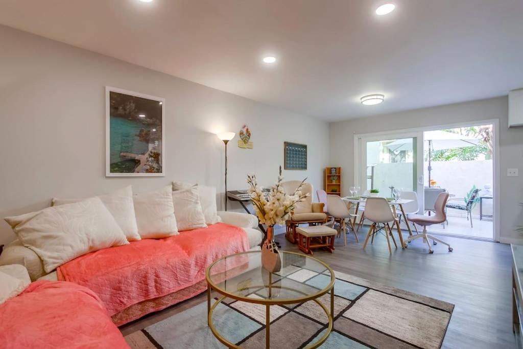 Entire Modern 4-bedroom W Pool, King Bed, Garage, Prime Location Casa de férias *