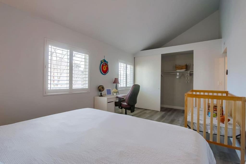 Entire Modern 4-bedroom W Pool, King Bed, Garage, Prime Location Casa de férias